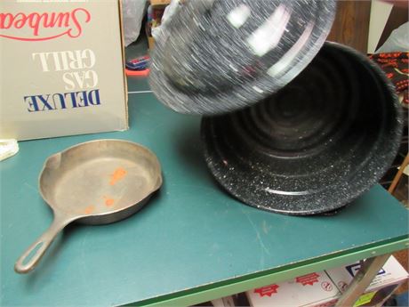 Kitchen Lot: Cast Iron Skillet, Graniteware Pot