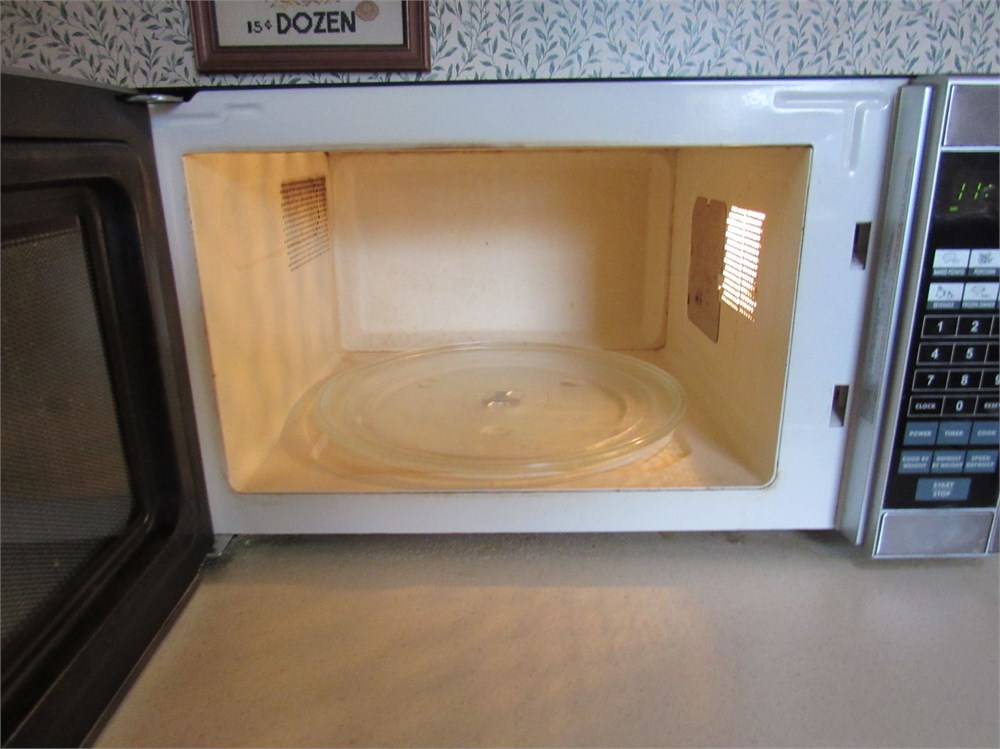 BlindSquirrelAuctions - Emerson Microwave